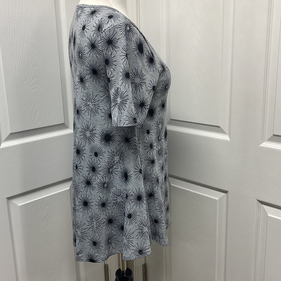 LuLaRoe Perfect T Gray Black Shirt Small EUC - Picture 5 of 10